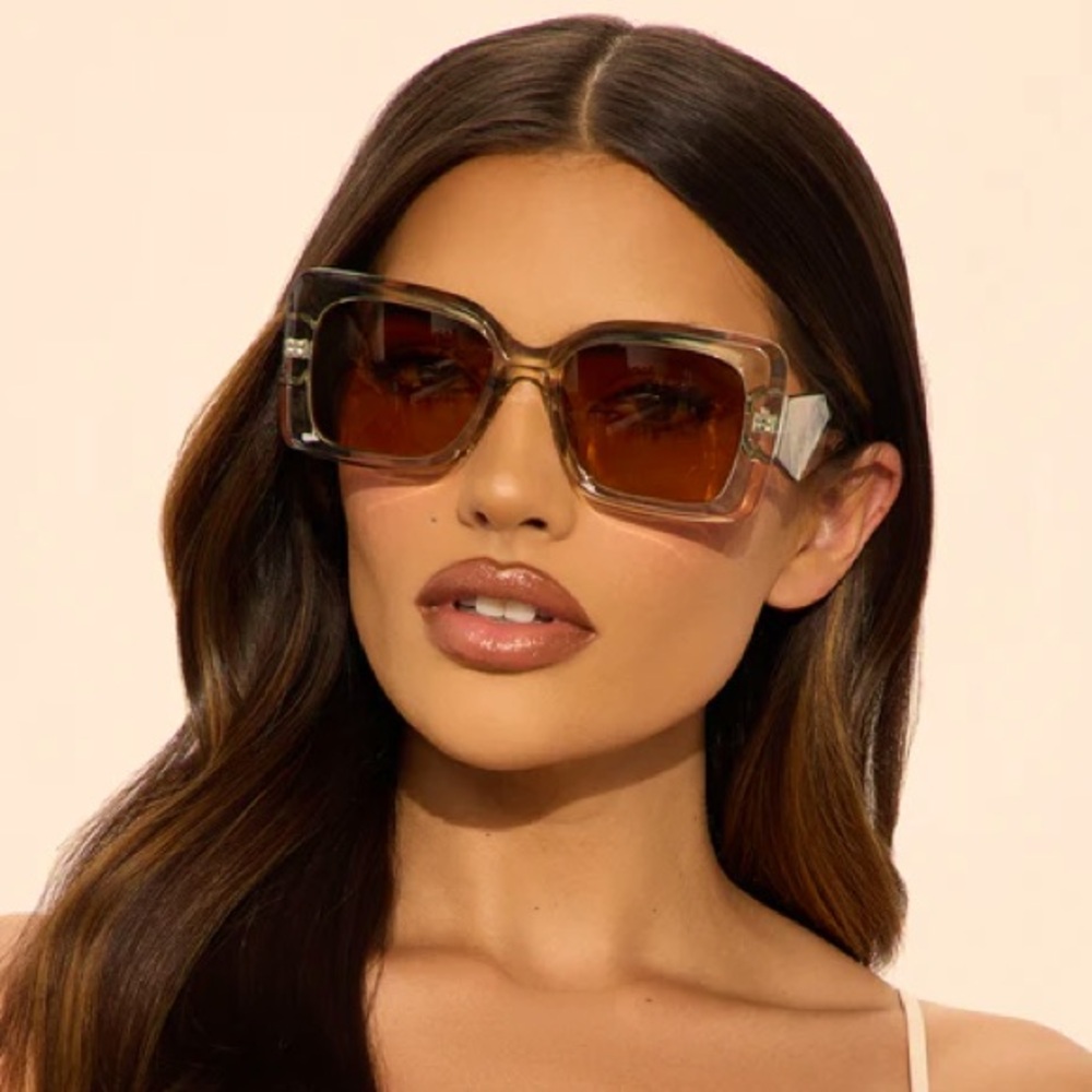 Slide In The DM’s Sunglasses NEW 🏷️